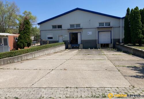 Raktár egyik fele rámpával